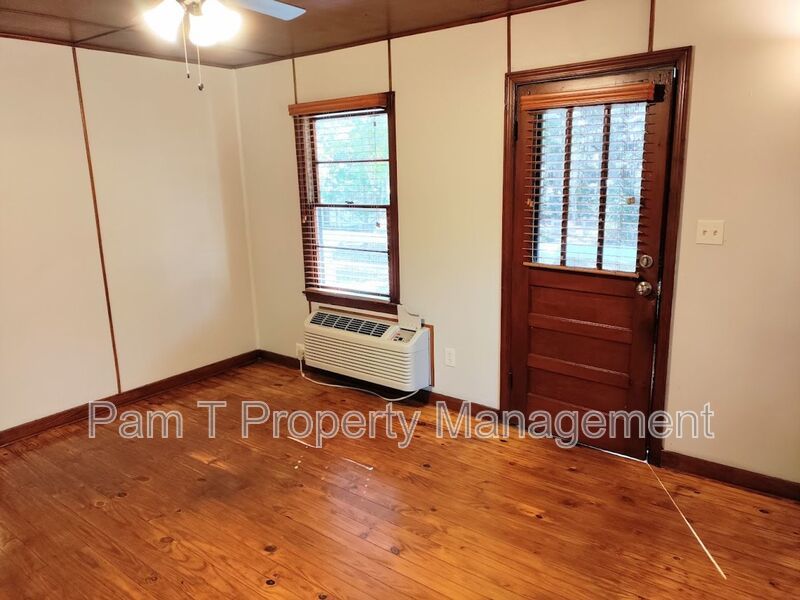 Cozy 1 bedroom/1 bath off of Ferguson property image