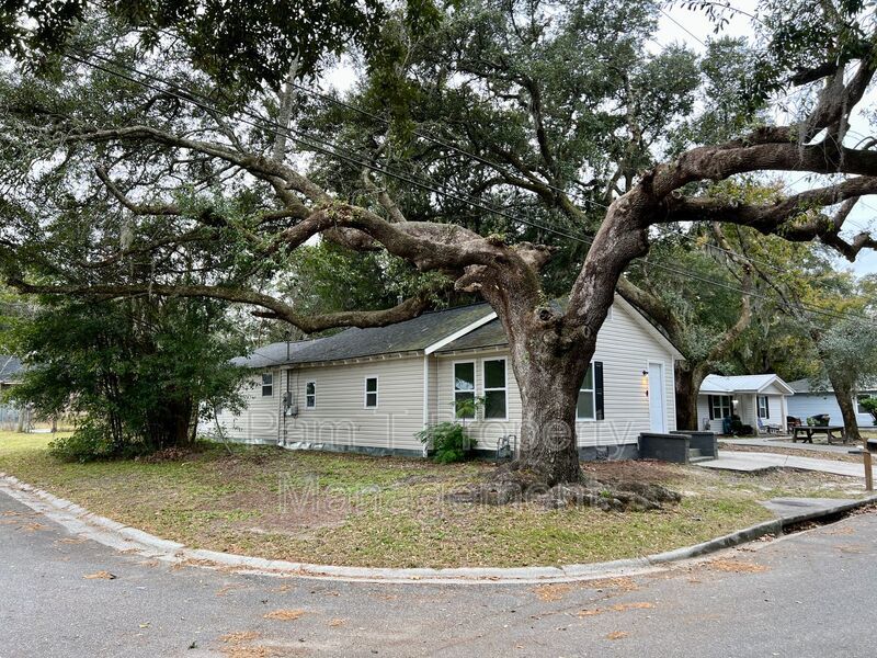 1919 Cowan Avenue Savannah, GA 31405 Savannah Property Management Company