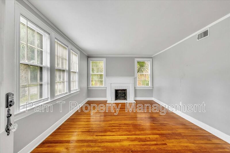 Large 1 bedroom across from Daffin Park property image
