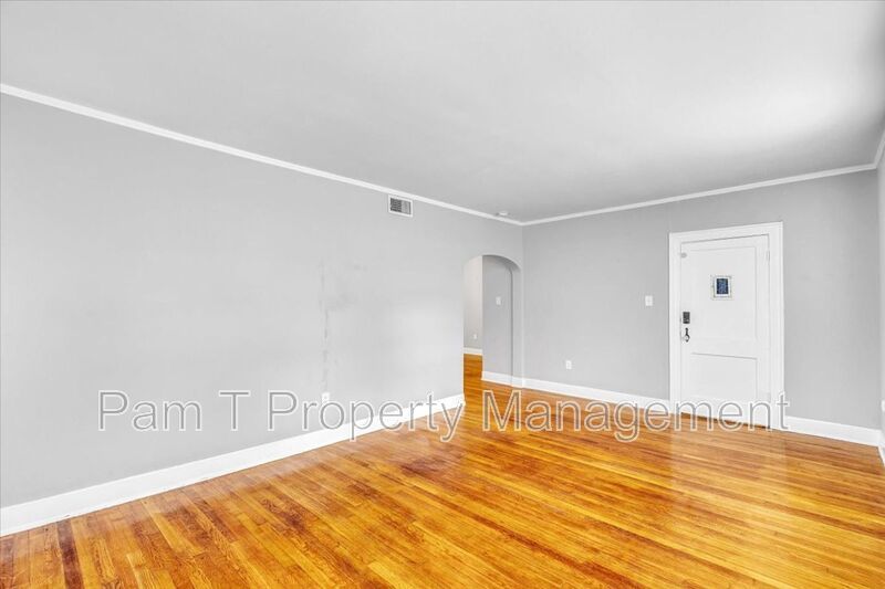 Large 1 bedroom across from Daffin Park property image