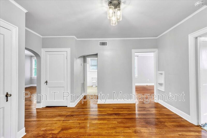 Large 1 bedroom across from Daffin Park property image