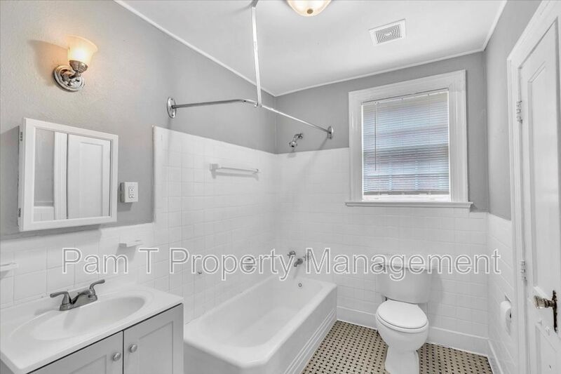 Large 1 bedroom across from Daffin Park property image