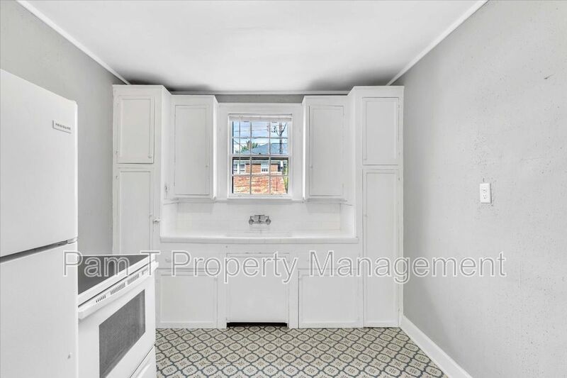 Large 1 bedroom across from Daffin Park property image