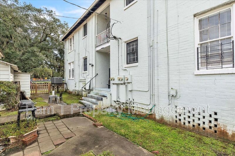 Large 1 bedroom across from Daffin Park property image