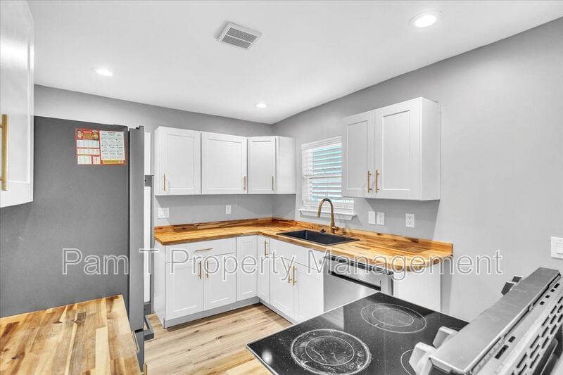 3 bedroom home with mother-in-law apartment in back property image