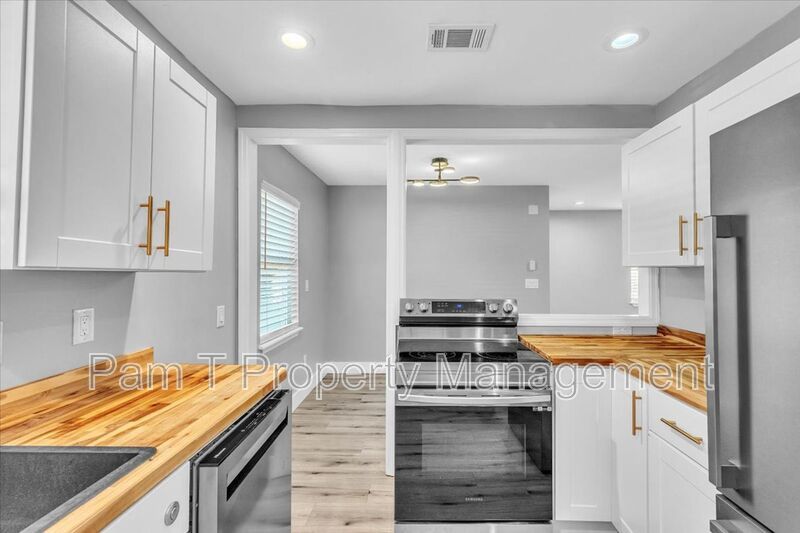 3 bedroom home with mother-in-law apartment in back property image