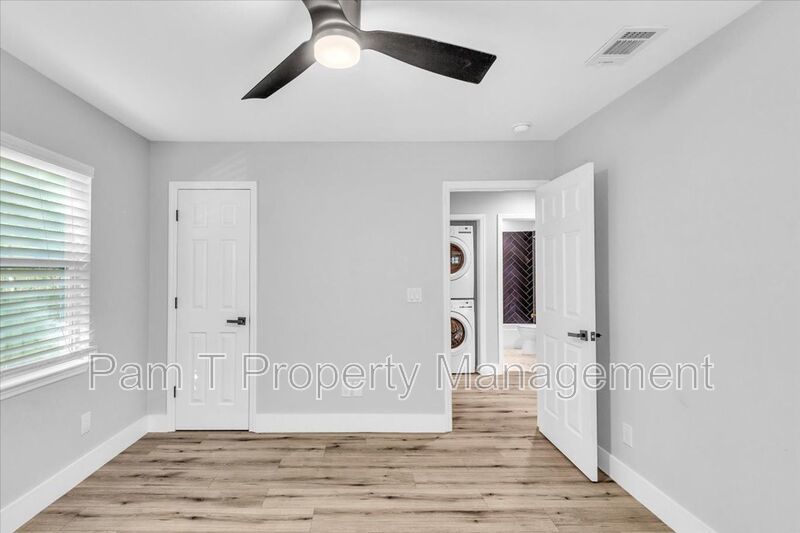 3 bedroom home with mother-in-law apartment in back property image