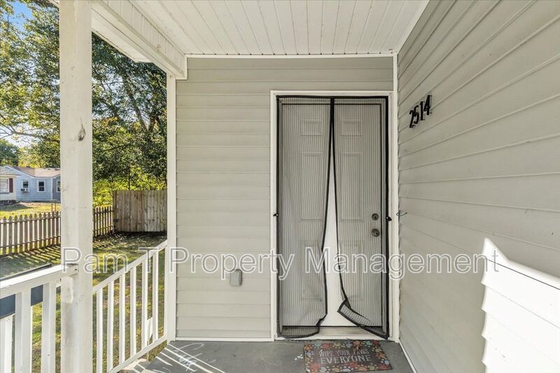 3 bedroom home with mother-in-law apartment in back property image