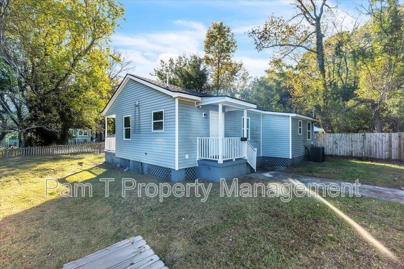 3 bedroom home with mother-in-law apartment in back property image