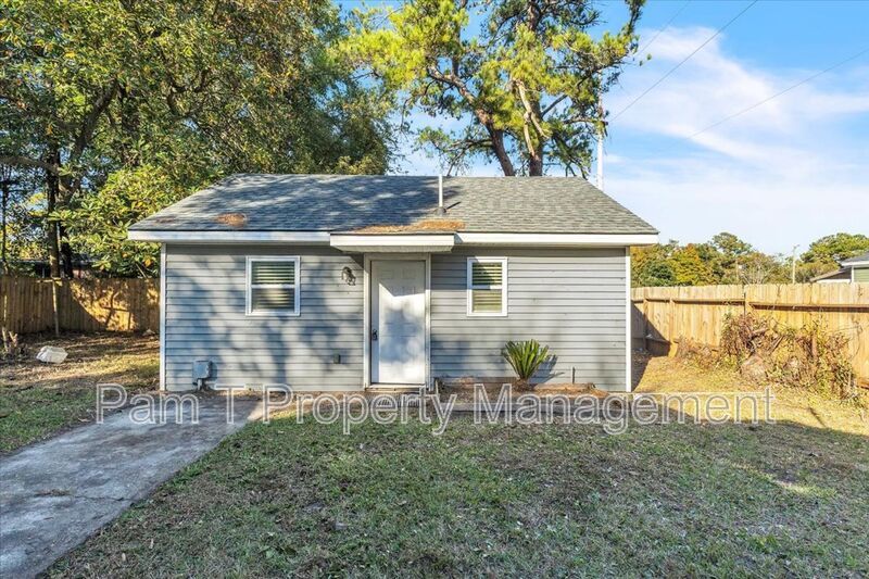 3 bedroom home with mother-in-law apartment in back property image