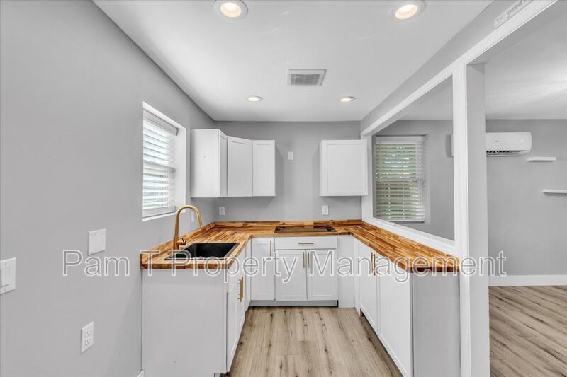 3 bedroom home with mother-in-law apartment in back property image