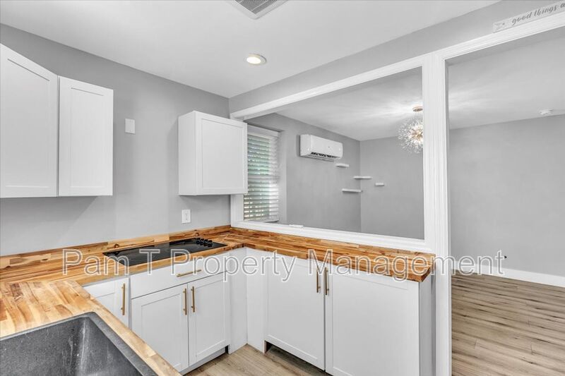 3 bedroom home with mother-in-law apartment in back property image