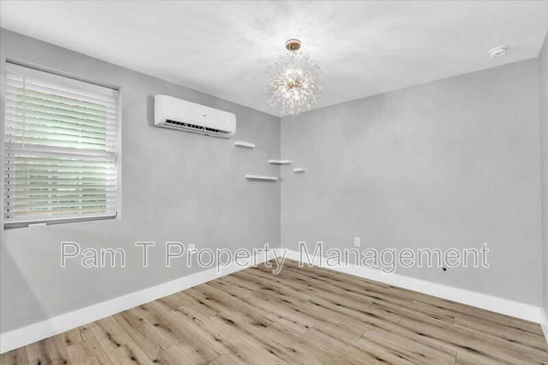 3 bedroom home with mother-in-law apartment in back property image