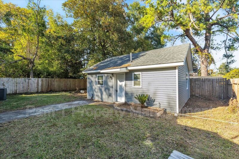 3 bedroom home with mother-in-law apartment in back property image