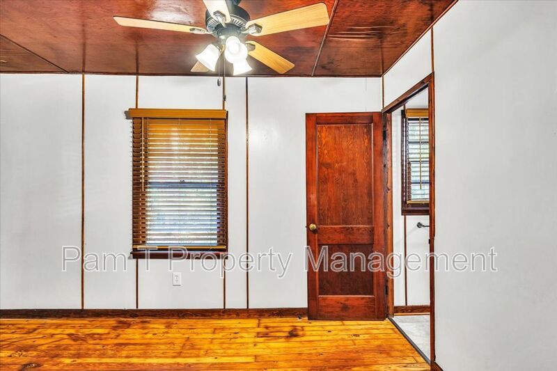 1 bedroom off of Ferguson property image