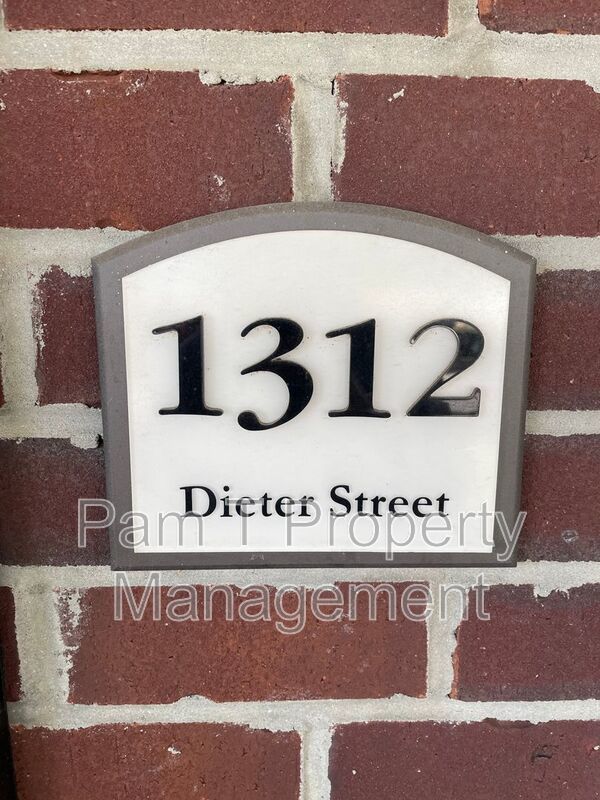 Great downtown townhome property image