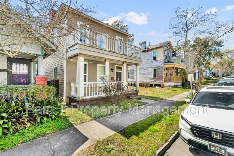 Beautiful 4 bedroom home downtown property image