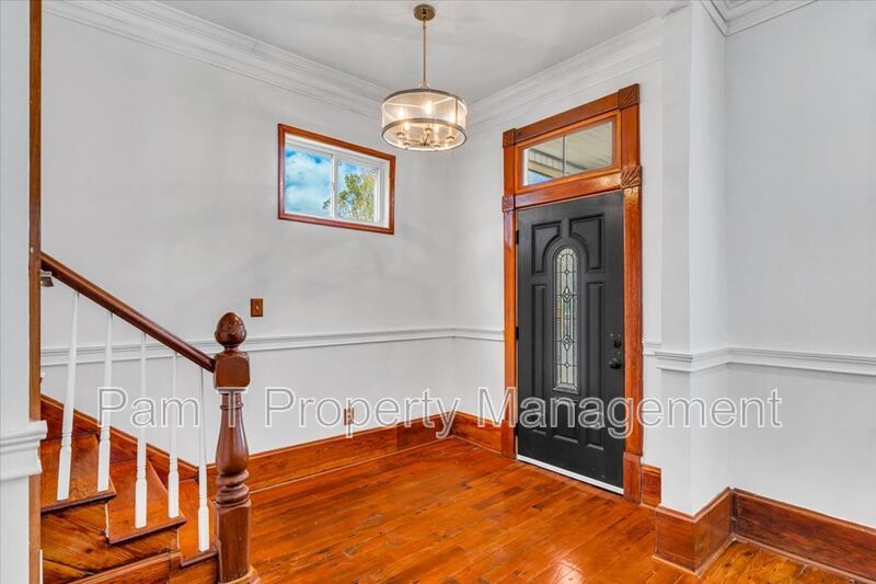 Beautiful 4 bedroom home downtown property image