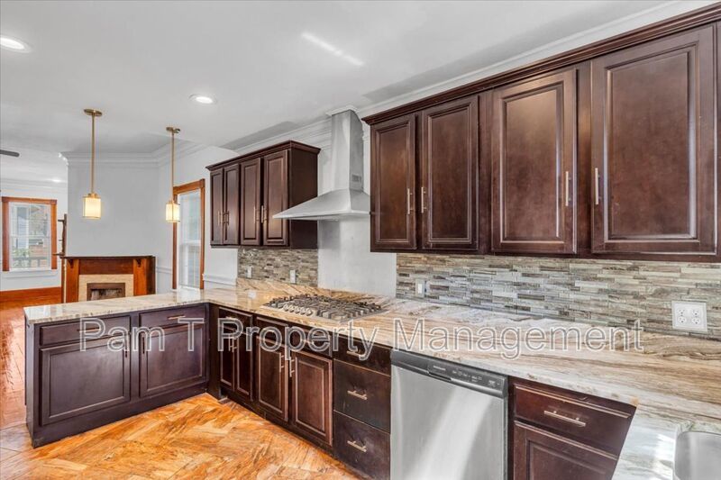 Beautiful 4 bedroom home downtown property image