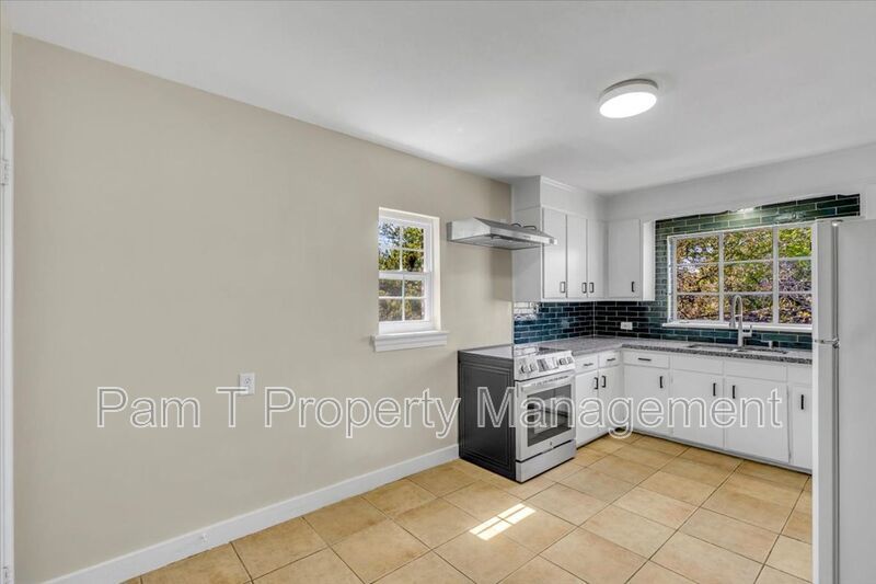 2 bedroom off of Historic Victory Drive and minutes from Daffin Park property image