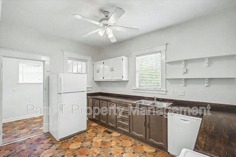3 bedroom house convenient to downtown property image