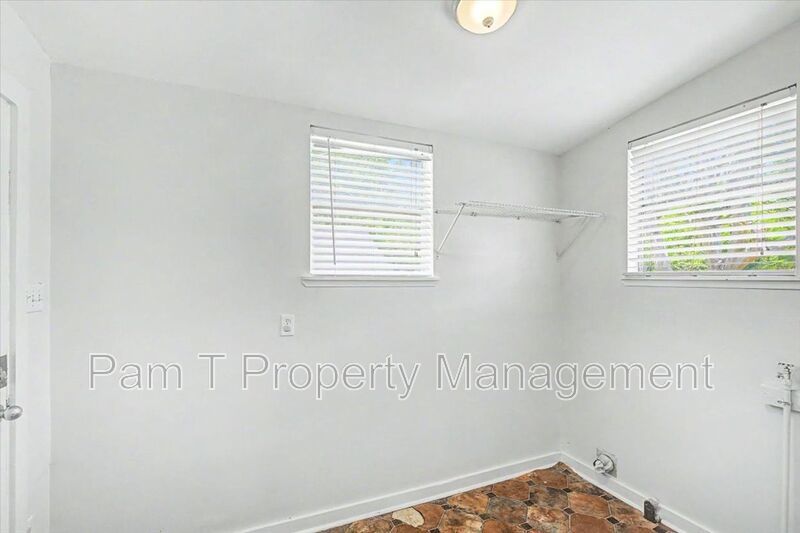 3 bedroom house convenient to downtown property image