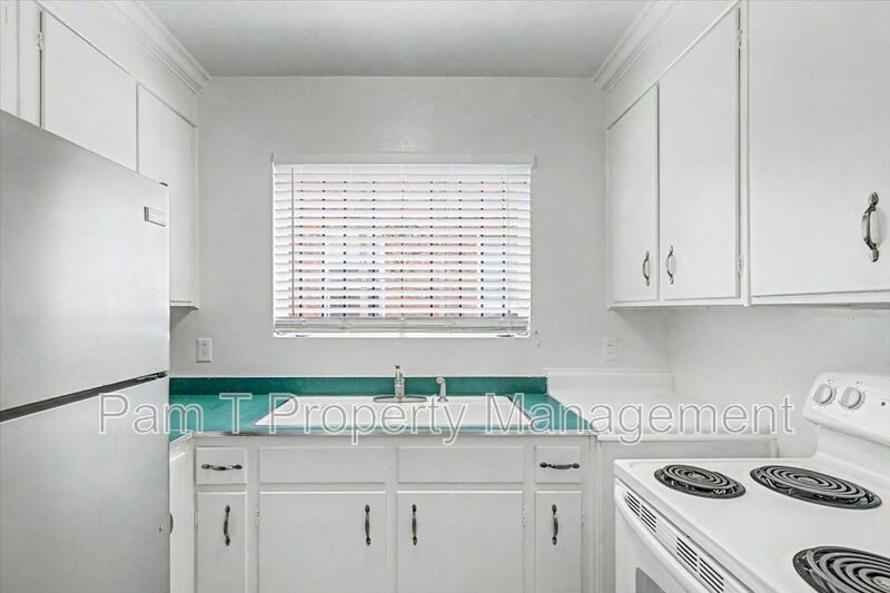 One bedroom by Daffin Park property image
