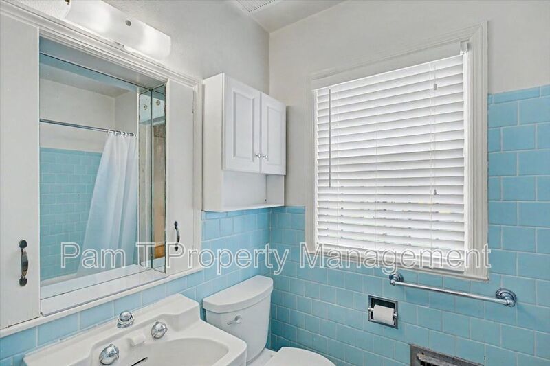 One bedroom by Daffin Park property image