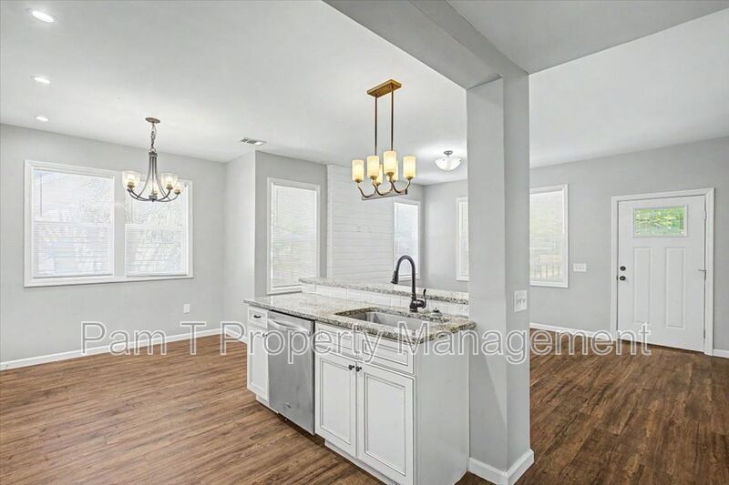 4 bedroom downtown apartment property image