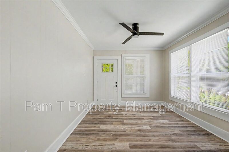 3 bedroom Single Family Home property image
