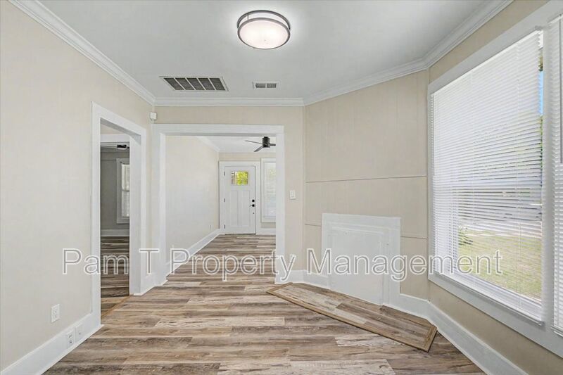 3 bedroom Single Family Home property image