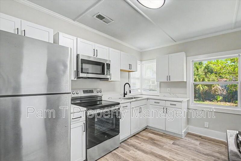 3 bedroom Single Family Home property image