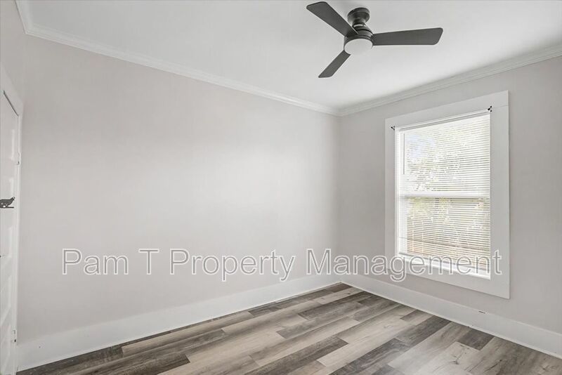 3 bedroom Single Family Home property image