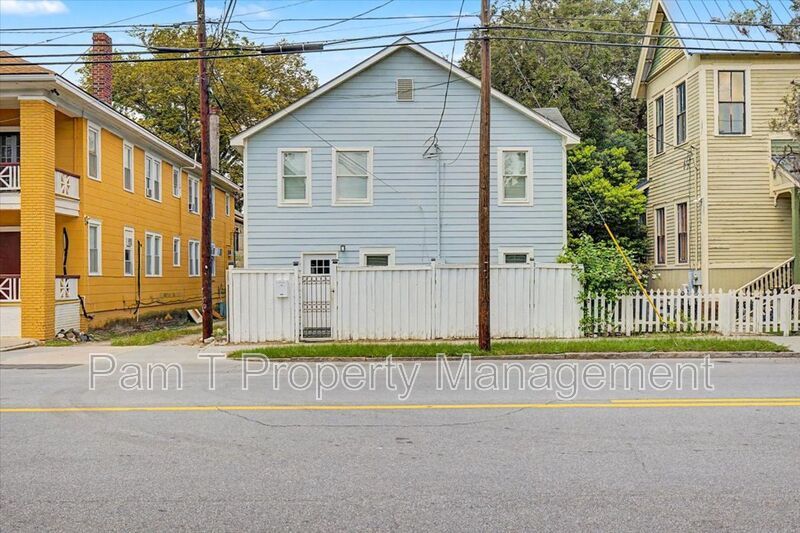 Renovated 3-Bedroom Carriage House near Starland | Main-Level Primary property image