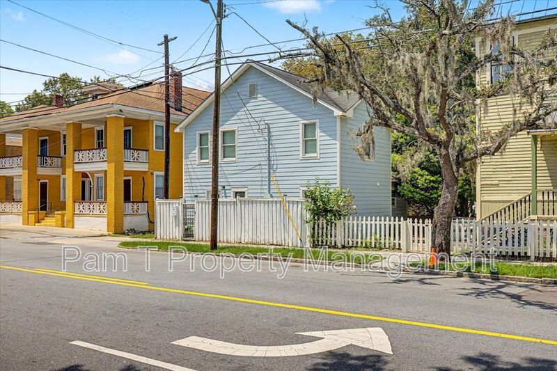 Renovated 3-Bedroom Carriage House near Starland | Main-Level Primary property image