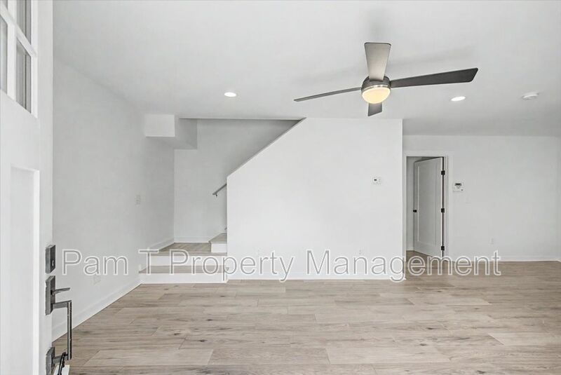 Renovated 3-Bedroom Carriage House near Starland | Main-Level Primary property image