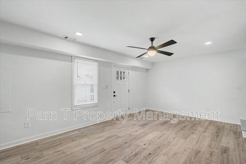 Renovated 3-Bedroom Carriage House near Starland | Main-Level Primary property image