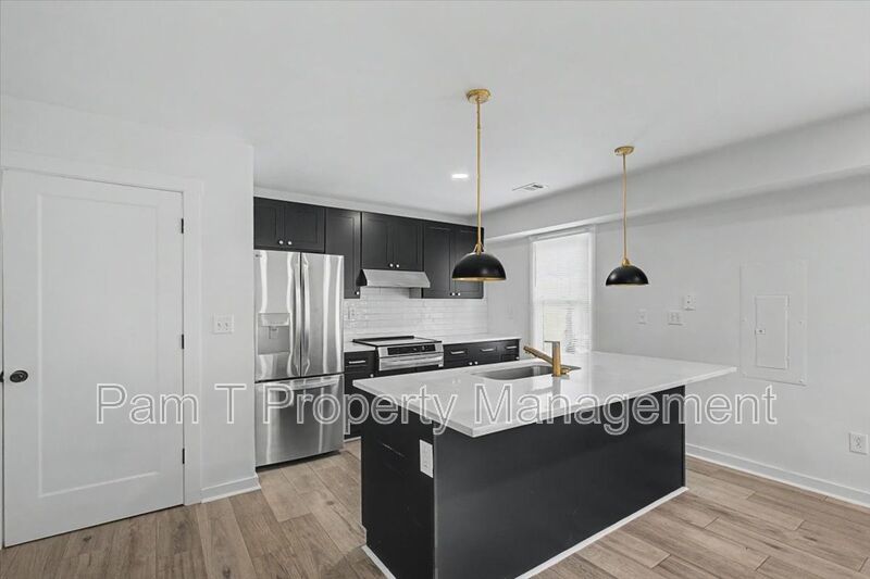 Renovated 3-Bedroom Carriage House near Starland | Main-Level Primary property image