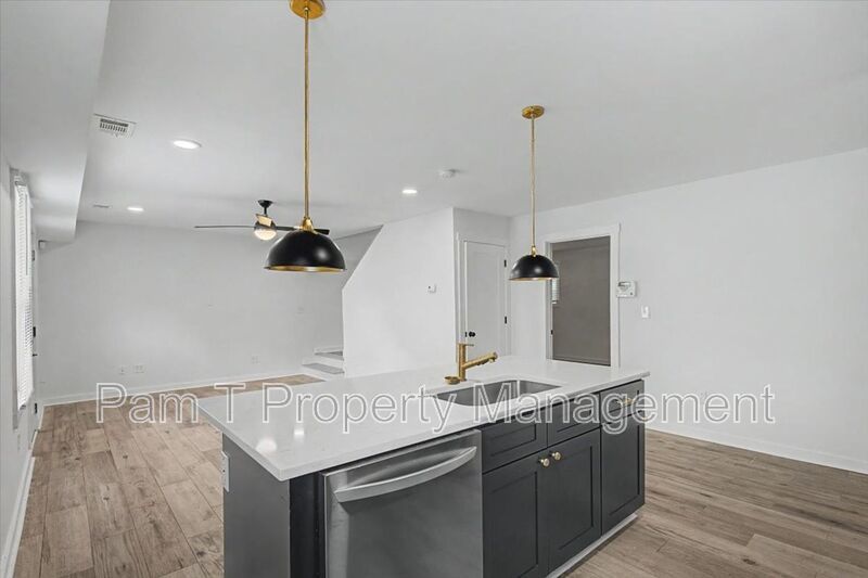 Renovated 3-Bedroom Carriage House near Starland | Main-Level Primary property image