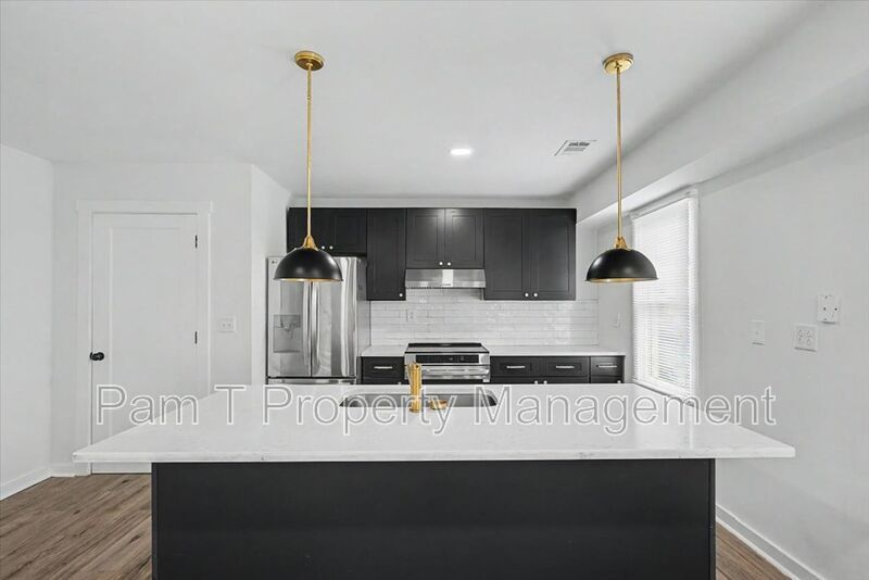 Renovated 3-Bedroom Carriage House near Starland | Main-Level Primary property image