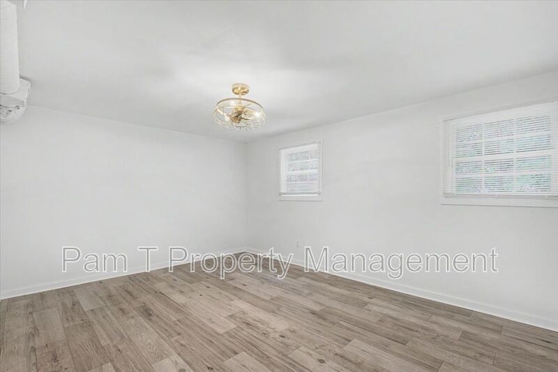 Renovated 3-Bedroom Carriage House near Starland | Main-Level Primary property image