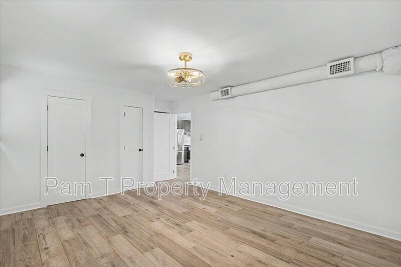 Renovated 3-Bedroom Carriage House near Starland | Main-Level Primary property image