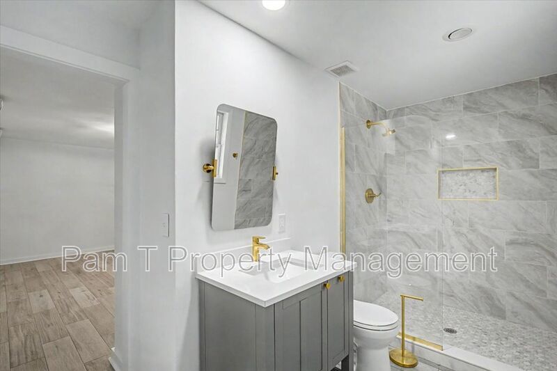 Renovated 3-Bedroom Carriage House near Starland | Main-Level Primary property image