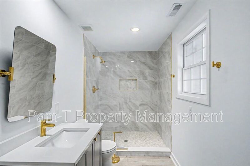 Renovated 3-Bedroom Carriage House near Starland | Main-Level Primary property image