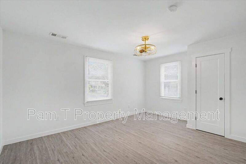 Renovated 3-Bedroom Carriage House near Starland | Main-Level Primary property image