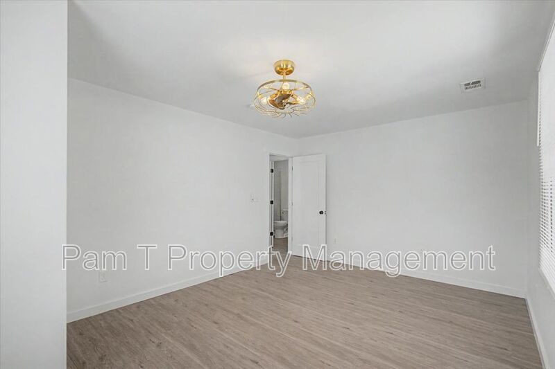 Renovated 3-Bedroom Carriage House near Starland | Main-Level Primary property image