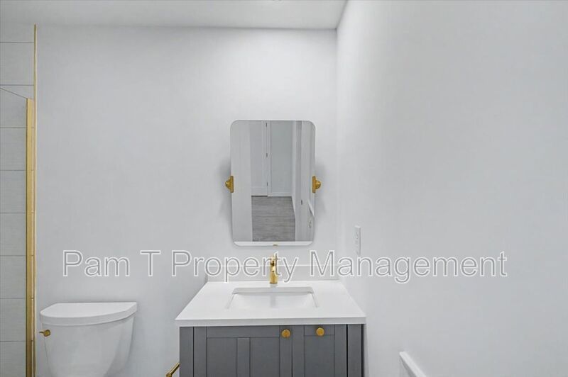 Renovated 3-Bedroom Carriage House near Starland | Main-Level Primary property image