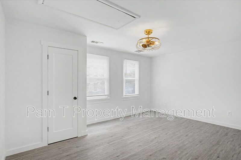 Renovated 3-Bedroom Carriage House near Starland | Main-Level Primary property image