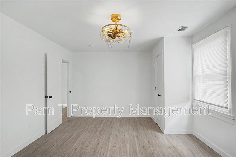 Renovated 3-Bedroom Carriage House near Starland | Main-Level Primary property image