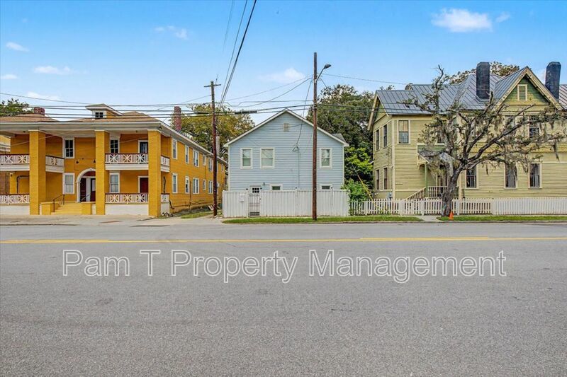 Renovated 3-Bedroom Carriage House near Starland | Main-Level Primary property image